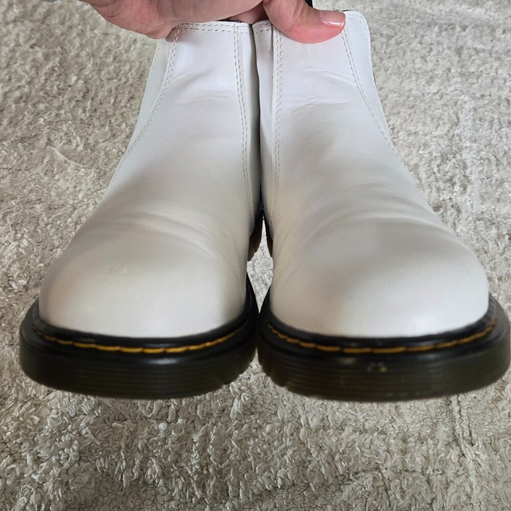 Dr. Martens Youth 2976 Leather Chelsea Boots Color: White size 7 - Picture 4 of 15